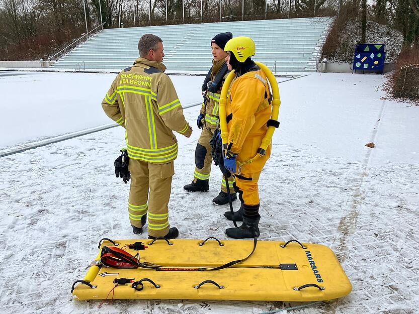 Besprechung an Land: Die Feuerwehr Heilbronn probt im Freibad Neckarhalde den Ernstfall &ndash; eine Rettung aus dem Eis.