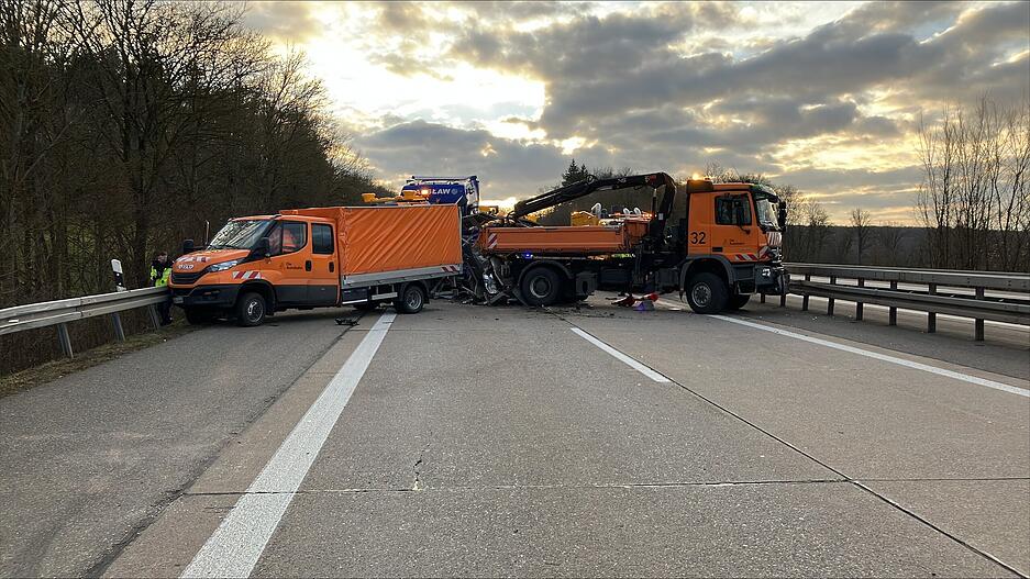 Durch die Wucht des Aufpralls wurde der Laster der Autobahnmeisterei auf ein kleineres Einsatzfahrzeug geschoben. Durch die Wucht des Aufpralls wurde der Laster der Autobahnmeisterei auf ein kleineres Einsatzfahrzeug geschoben.