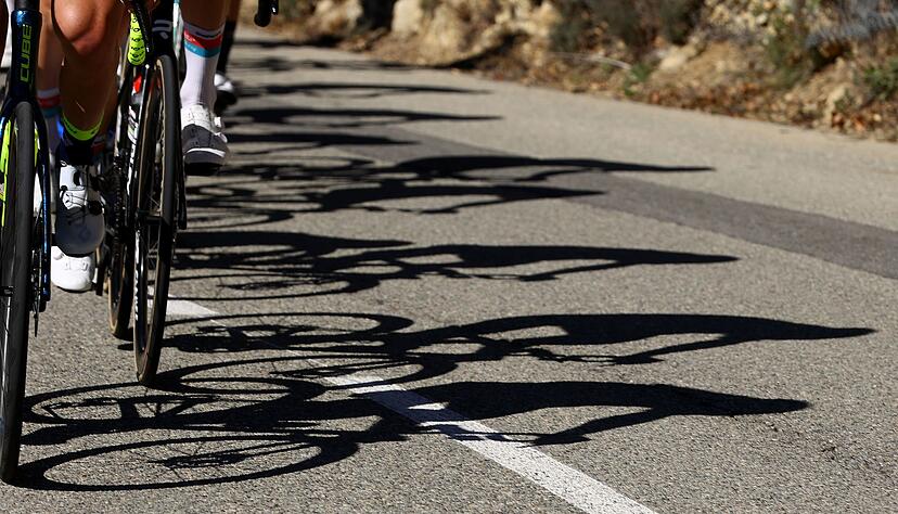 Vor einem Radrennen muss die Strecke erst noch von Schrauben befreit werden. (Symbolbild) Vor einem Radrennen muss die Strecke erst noch von Schrauben befreit werden. (Symbolbild)