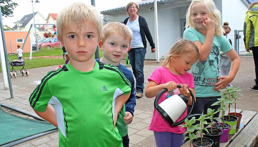 Die Jungen und Mädchen im Kindergarten spielen gerne im Freien. Obwohl es zurzeit viel regnet, müssen die Sonnenblumenpflänzchen gegossen werden.Fotos: Gabi Muth Die Jungen und Mädchen im Kindergarten spielen gerne im Freien. Obwohl es zurzeit viel regnet, müssen die Sonnenblumenpflänzchen gegossen werden.Fotos: Gabi Muth