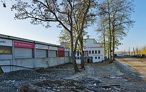 Der Fruchtschuppen bietet einen trostlosen Anblick, seit die Holzpodeste im Außenbereich abgebaut sind. Der Fruchtschuppen bietet einen trostlosen Anblick, seit die Holzpodeste im Außenbereich abgebaut sind.