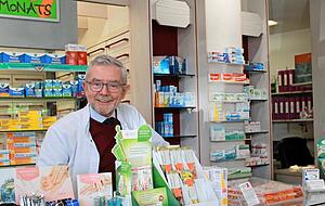 Dieter Braun möchte gegenüber seinen Kunden in der Rathaus-Apotheke trotz Corona-Krise Ruhe ausstrahlen. Dieter Braun möchte gegenüber seinen Kunden in der Rathaus-Apotheke trotz Corona-Krise Ruhe ausstrahlen.