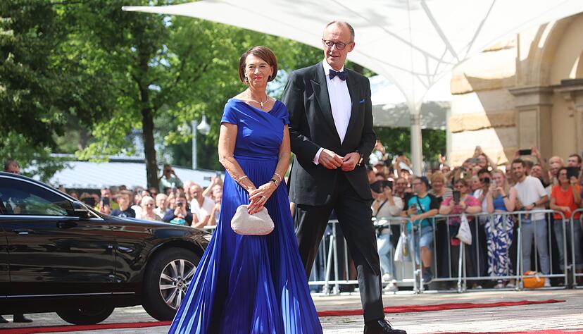 Charlotte und Friedrich Merz bei ihrer Ankunft.