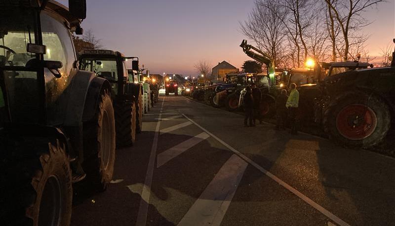 Traktoren stehen oben am Haupteingang in Reihe. Um 8 geht es offiziell los mit der Kundgebung.