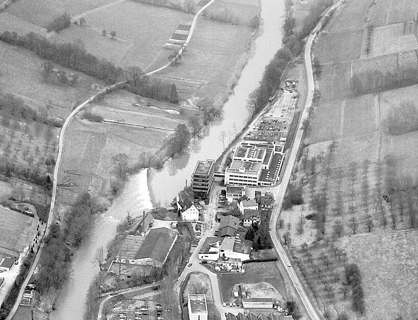 3. März 1988: Das Wissenschaftsministerium hält das Schlossgymnasium in Künzelsau als möglichen Standort der FH-Außenstelle für ungeeignet. Die Areale Berner in der Hofratsmühle und Stahl in der Bergstraße stehen zur Diskussion. Der Ministerrat gibt, entgegen dem Wunsch des Senats der Fachhochschule Heilbronn, der Hofratsmühle den Vorzug. Das Areal ist um sieben Millionen Mark billiger, wurde bereits zum Verkauf angeboten und die Parkplatzfrage ist leichter zu lösen. 3. März 1988: Das Wissenschaftsministerium hält das Schlossgymnasium in Künzelsau als möglichen Standort der FH-Außenstelle für ungeeignet. Die Areale Berner in der Hofratsmühle und Stahl in der Bergstraße stehen zur Diskussion. Der Ministerrat gibt, entgegen dem Wunsch des Senats der Fachhochschule Heilbronn, der Hofratsmühle den Vorzug. Das Areal ist um sieben Millionen Mark billiger, wurde bereits zum Verkauf angeboten und die Parkplatzfrage ist leichter zu lösen.