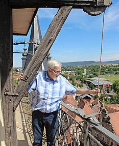 Turmwächter Fritz Offenhäuser zeigt, wie man den Galgen mit einem Flaschenzug ausklappt. Schwere Lasten wurden damit zur Türmerwohnung hoch gezogen. Turmwächter Fritz Offenhäuser zeigt, wie man den Galgen mit einem Flaschenzug ausklappt. Schwere Lasten wurden damit zur Türmerwohnung hoch gezogen.
