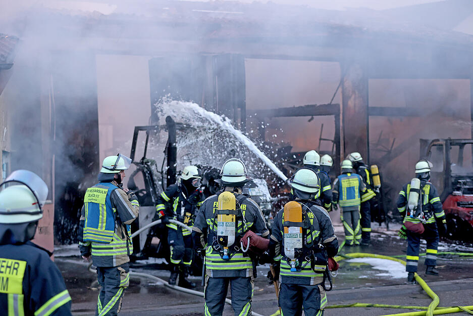 Brand in einem Landwirtschaftsmechanikerbetrieb in Oedheim Brand in einem Landwirtschaftsmechanikerbetrieb in Oedheim