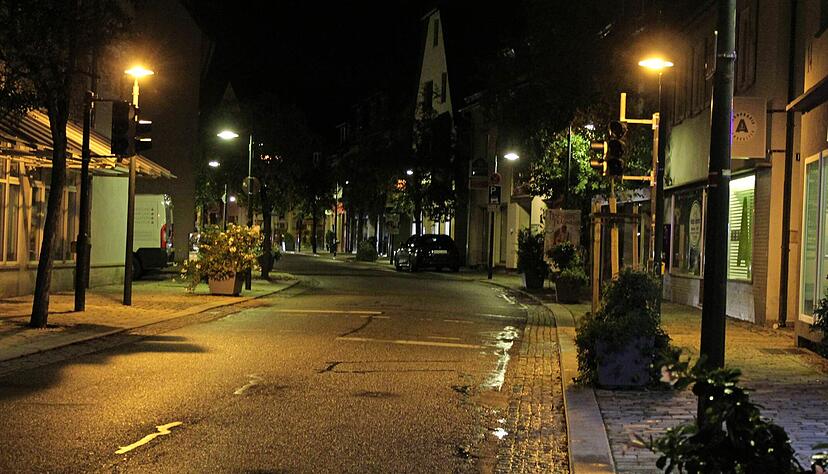 W&auml;hrend die Beleuchtung der Burg Weibertreu bereits abgeschaltet ist, wird die Stra&szlig;enbeleuchtung k&uuml;nftig zwischen ein Uhr und f&uuml;nf Uhr abgeschaltet.
Foto: Werner Glanz