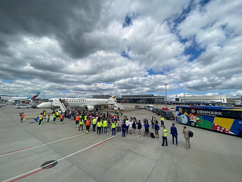 EM 2024: Dänemark landet am Flughafen Stuttgart