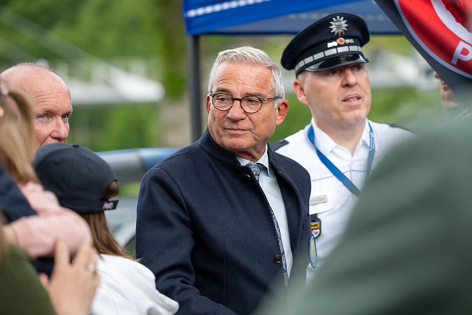 Prominente G&auml;ste lie&szlig;en sich die &Uuml;bung nicht entgehen: Innenminister Thomas Strobl betonte, das THW leiste einen &bdquo;Dienst an der Demokratie&ldquo;.