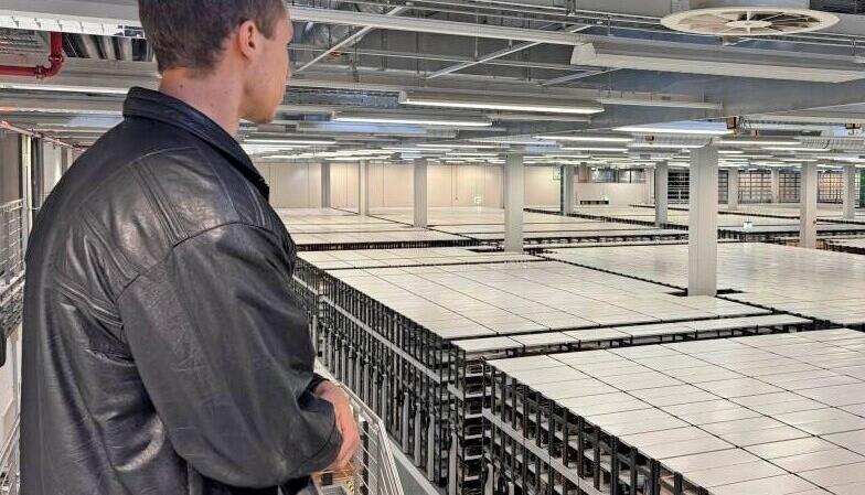 Akten zu 18,5 Millionen Schicksalen lagern in einem ehemaligen Fabrikgeb&auml;ude in Berlin-Tegel. Der Blick in die Archivhalle ist beeindruckend.