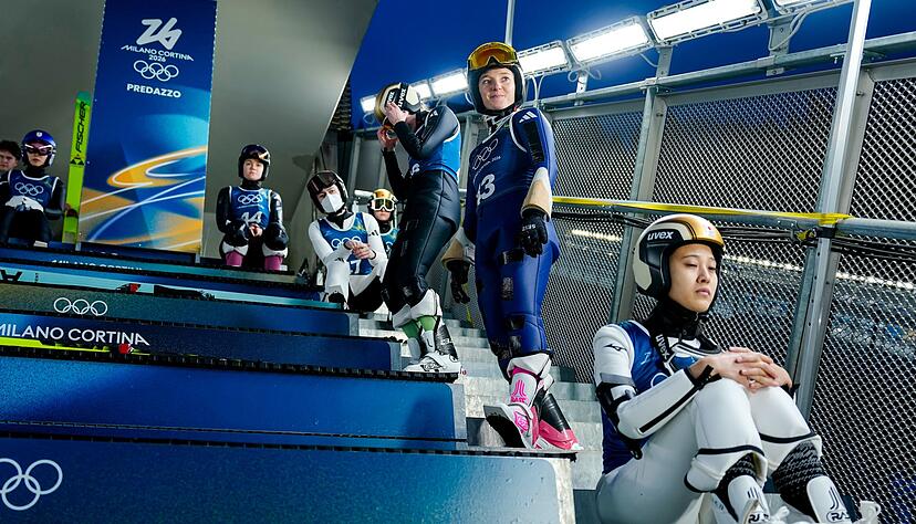 Katharina Schmid (2. vr) ist bereit f&uuml;r ihre letzten Spr&uuml;nge bei Olympia.