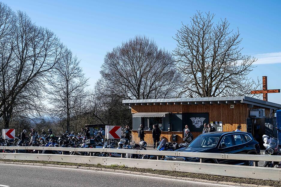 Gruppen von Motorradfahrern legen an der L&ouml;wensteiner Platte eine Pause mit Panorama-Blick ein.