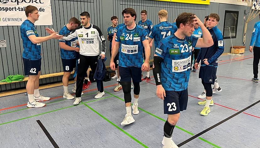 Die Spieler des TSB Horkheim sind nach der krachenden Niederlage gegen den HC Erlangen II bedient.