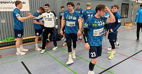 Die Spieler des TSB Horkheim sind nach der krachenden Niederlage gegen den HC Erlangen II bedient. Die Spieler des TSB Horkheim sind nach der krachenden Niederlage gegen den HC Erlangen II bedient.