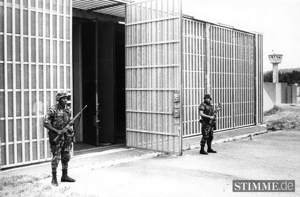 August 1988: Nur zur Übung bewachen US-Soldaten die bereits bis in den letzten Winkel leergeräumte Halle auf der Heilbronner Waldheide.