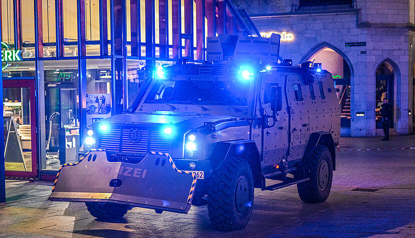 Ein gepanzertes Polizeifahrzeug steht in Ulm am Münsterplatz . Ein gepanzertes Polizeifahrzeug steht in Ulm am Münsterplatz .