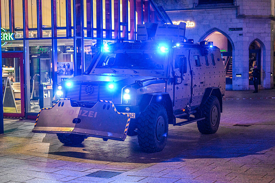 Ein gepanzertes Polizeifahrzeug steht in Ulm am Münsterplatz . Ein gepanzertes Polizeifahrzeug steht in Ulm am Münsterplatz .