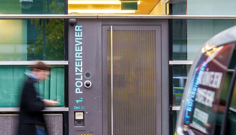 Der Verdacht gefährde das Ansehen der Polizei, sagt der Frankfurter Polizeipräsident. Der Verdacht gefährde das Ansehen der Polizei, sagt der Frankfurter Polizeipräsident.