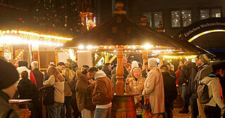 Auf dem Weihnachtsmarkt zählt das gemeinsame Erlebnis, nicht die offizielle Eröffnungszeremonie.