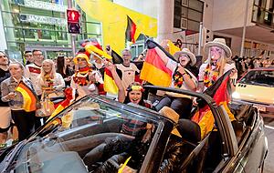 So sehen Sieger aus: Autokorso in Heilbronn vor dem K3 nach dem gewonnen WM-Finale der DFB-Elf gegen Argentinien 2014.
Foto: Archiv/Mugler