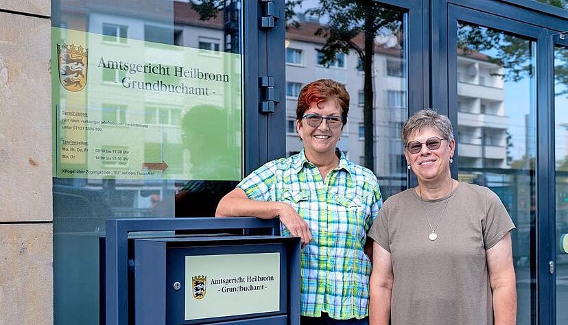 Mögen ihren Beruf sehr: Angelika Nold (links), stellvertretende Leiterin des Grundbuchamts Heilbronn, und Assistenzteamleiterin Andrea Siedler.
Foto: Mario Berger Mögen ihren Beruf sehr: Angelika Nold (links), stellvertretende Leiterin des Grundbuchamts Heilbronn, und Assistenzteamleiterin Andrea Siedler.
Foto: Mario Berger