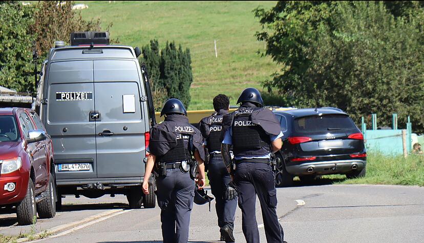 Eine Frau soll in Heiligkreuzsteinach (Rhein-Neckar-Kreis) den Mann ihrer Freundin getötet haben, weil sie dachte, er habe ihren Schäferhund vergiftet. Vor Gericht stehen nun die Frau des Mannes und die Mutter der mutmaßlichen Täterin wegen Beihilfe zum Mord. (Archivbild) Eine Frau soll in Heiligkreuzsteinach (Rhein-Neckar-Kreis) den Mann ihrer Freundin getötet haben, weil sie dachte, er habe ihren Schäferhund vergiftet. Vor Gericht stehen nun die Frau des Mannes und die Mutter der mutmaßlichen Täterin wegen Beihilfe zum Mord. (Archivbild)