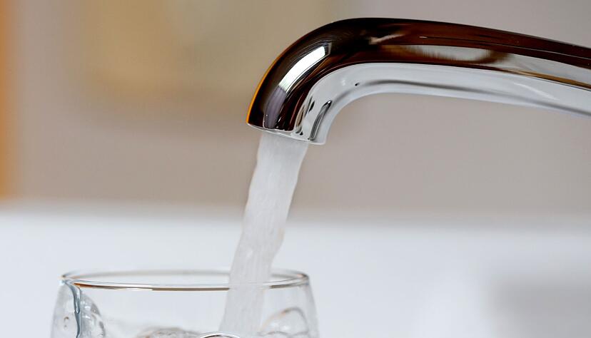 An hei&szlig;en Sommertagen sollte aus Sicht der Gesundheitsexperten unbedingt Wasser statt Limonade oder gar Alkohol getrunken werden. (Symbolbild)