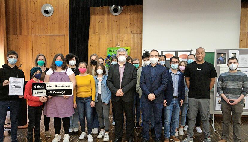 Schüler erhalten den Titel des Netzwerkes durch Andreas Haiß (erster von rechts ) von der Landeskoordination, daneben als Projektpate Mike Cleff.
Foto: Philip-Simon Klein Schüler erhalten den Titel des Netzwerkes durch Andreas Haiß (erster von rechts ) von der Landeskoordination, daneben als Projektpate Mike Cleff.
Foto: Philip-Simon Klein