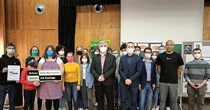 Schüler erhalten den Titel des Netzwerkes durch Andreas Haiß (erster von rechts ) von der Landeskoordination, daneben als Projektpate Mike Cleff.
Foto: Philip-Simon Klein Schüler erhalten den Titel des Netzwerkes durch Andreas Haiß (erster von rechts ) von der Landeskoordination, daneben als Projektpate Mike Cleff.
Foto: Philip-Simon Klein