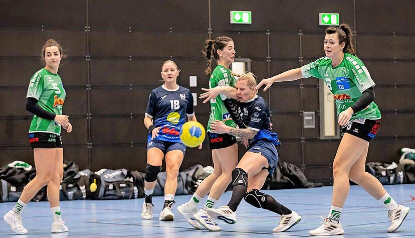 Ein Derby-Sieg ist mitunter schmerzhaft: Neckarsulms bundesligaerfahrene Spielmacherin Sophie Lütke war mit zehn Treffern einmal mehr die Lebensversicherung der Sport-Union. In dieser Szene hatte Angelina Kny allerdings etwas dagegen. Ein Derby-Sieg ist mitunter schmerzhaft: Neckarsulms bundesligaerfahrene Spielmacherin Sophie Lütke war mit zehn Treffern einmal mehr die Lebensversicherung der Sport-Union. In dieser Szene hatte Angelina Kny allerdings etwas dagegen.