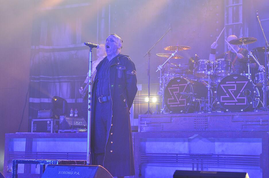 Die B&uuml;hne ist mal in rotes, dann in blaues oder gr&uuml;nes Licht getaucht, was die Fratzen zus&auml;tzlich verzerrt.