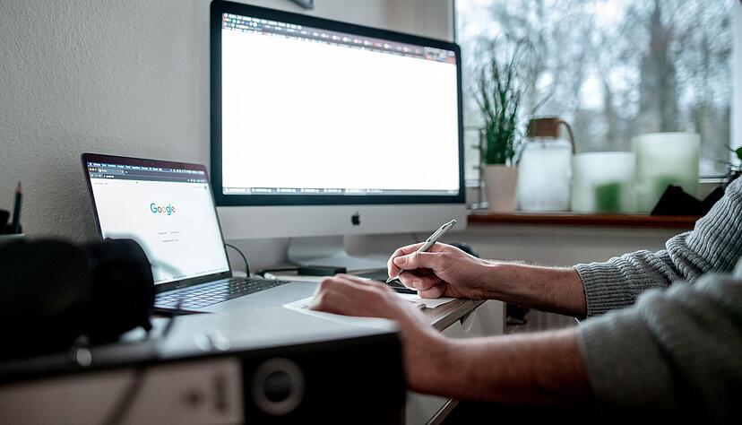 Überwachung im Homeoffice: Viele Arbeitgeber befürchten, dass im Homeoffice weniger gearbeitet wird und setzen technische Mittel zur Überwachung ein. Überwachung im Homeoffice: Viele Arbeitgeber befürchten, dass im Homeoffice weniger gearbeitet wird und setzen technische Mittel zur Überwachung ein.