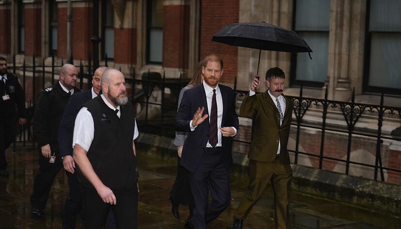 Prinz Harry trifft vor seiner Zeugenaussage in der Klage gegen die «Daily Mail» am Gericht in London ein. Prinz Harry trifft vor seiner Zeugenaussage in der Klage gegen die «Daily Mail» am Gericht in London ein.