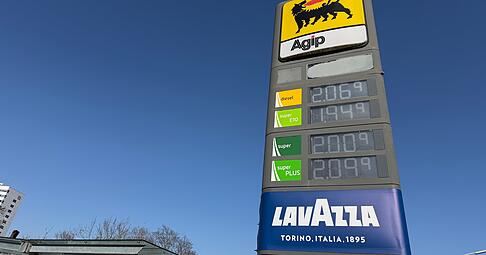 Spritpreise von deutlich &uuml;ber 2 Euro pro Liter: das verlangt die Agip-Tankstelle in Heilbronn am Donnerstagmittag (5. M&auml;rz).