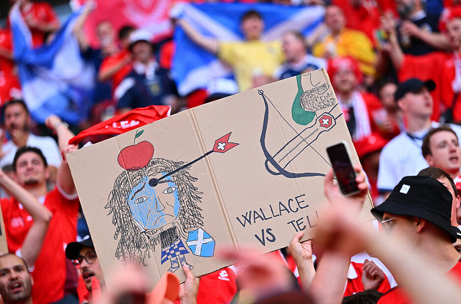 Nicht nur bei den Verkleidungen waren die Fans kreativ. Auch die Sticheleien sorgen für Lacher bei der EM 2024.