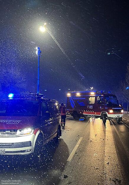 Die Feuerwehr beleuchtet die Stelle in der Nacht großflächig aus, um nach der verunglückten Autofahrerin zu suchen. Die Feuerwehr beleuchtet die Stelle in der Nacht großflächig aus, um nach der verunglückten Autofahrerin zu suchen.