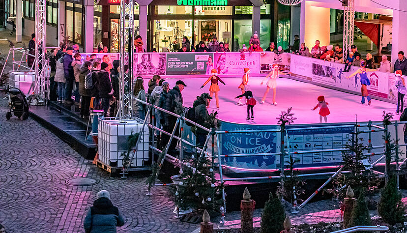 Am 12. Dezember wird die Eisbahn vor dem Bad Rappenauer Rathaus eröffnet. Diesmal mit einer Überdachung, damit auch bei Regen Schlittschuhfahren möglich ist.
