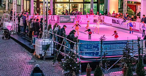 Am 12. Dezember wird die Eisbahn vor dem Bad Rappenauer Rathaus eröffnet. Diesmal mit einer Überdachung, damit auch bei Regen Schlittschuhfahren möglich ist. Am 12. Dezember wird die Eisbahn vor dem Bad Rappenauer Rathaus eröffnet. Diesmal mit einer Überdachung, damit auch bei Regen Schlittschuhfahren möglich ist.