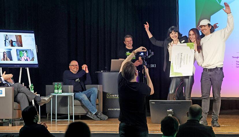 Das Gewinnerteam (rechts) kommt von der Europa-Universität Viadrina. Zur Jury zählen unter anderem Prof. Dr. Helmut Krcmar und Oliver Hanisch (v. li.).
Foto: Seidel