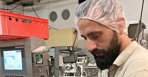 Kontrolliert, gewogen − und mit flinken Händen verpackt. Bei Panifactum in Sindeldorf wird schon am frühen Morgen sorgfältig gearbeitet. Kontrolliert, gewogen − und mit flinken Händen verpackt. Bei Panifactum in Sindeldorf wird schon am frühen Morgen sorgfältig gearbeitet.