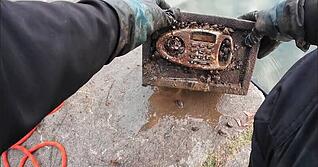 Der Umwelt- und Gew&auml;sserschutzverein aus Oberstenfeld hat am Silvestermorgen einen Tresor aus dem Neckar gezogen &ndash; mit mysteri&ouml;sem Inhalt.