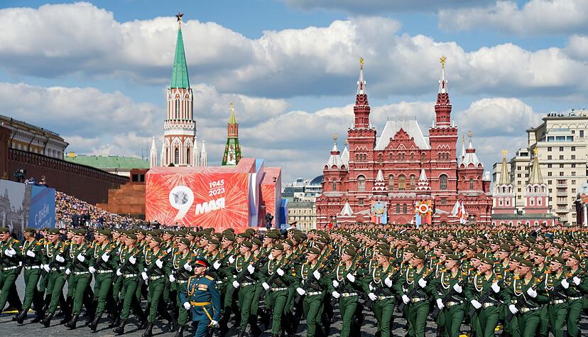 Bei der Siegesparade in Moskau sollen Tausende Soldaten marschieren, doch Panzer und Raketen werden nicht gezeigt. (Archivbild)