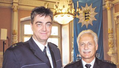 Polizeioberrat Thomas L&uuml;decke (links) ist der neue Chef des Polizeireviers &Ouml;hringen. Leitender Polizeidirektor Richard Diesch f&uuml;hrte ihn in sein Amt ein.Foto: Ralf Reichert