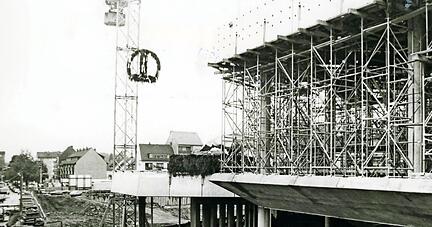 Richtfest am 14. Mai 1981: Der Theaterverein übergibt 1,3 Millionen Mark an die Stadt.