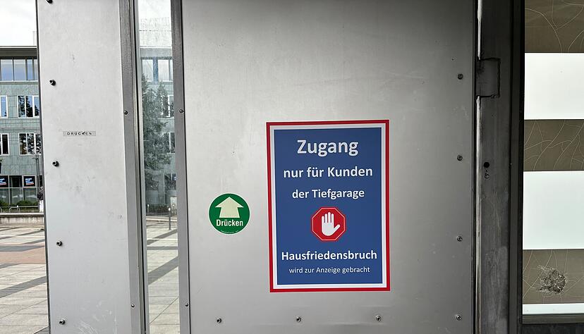 Am Harmonie-Parkhaus hängt neuerdings ein Aushang: Zugang nur für Kunden. Am Harmonie-Parkhaus hängt neuerdings ein Aushang: Zugang nur für Kunden.