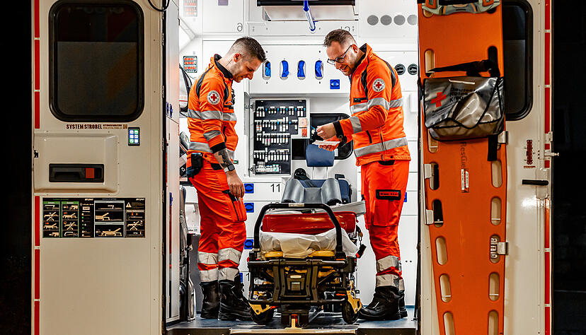 Philipp Lehradt (rechts) und Tobias von Cleef müssen auch nachts nach einem Einsatz Materialien im Rettungswagen auffüllen. Philipp Lehradt (rechts) und Tobias von Cleef müssen auch nachts nach einem Einsatz Materialien im Rettungswagen auffüllen.