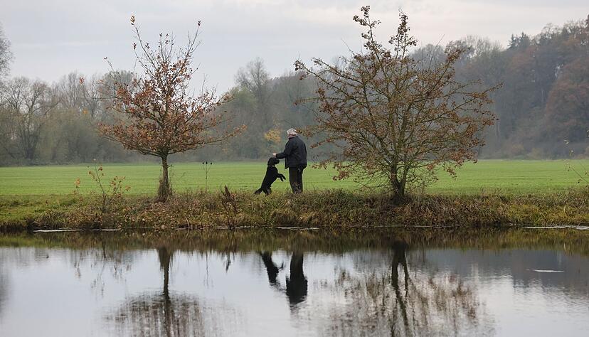 Warm einpacken müssen sich Menschen in Baden-Württemberg ab Montag. Die Temperaturen sinken deutlich. (Symbolbild) Warm einpacken müssen sich Menschen in Baden-Württemberg ab Montag. Die Temperaturen sinken deutlich. (Symbolbild)