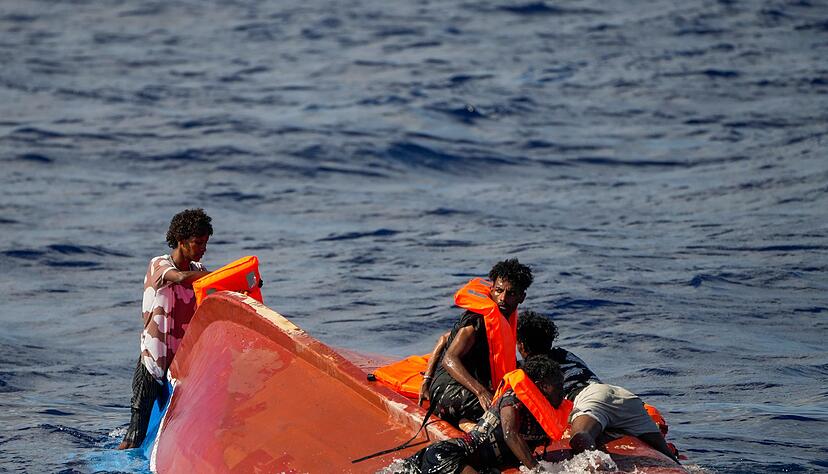 Immer wieder kommen Menschen bei der Fahrt &uuml;bers Mittelmeer ums Leben. (Archivbild)