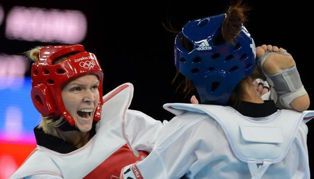 Helena Fromm (l) hat die Vietnamesin Chu Hoang im Auftaktkampf locker besiegt. Foto: Peter Kneffel
